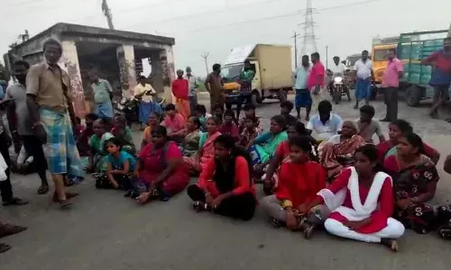 குடிநீர்,மின்சாரம்  வழங்க பொதுமக்கள் சாலை மறியல்..! குடிநீர்,மின்சாரம்  வழங்க பொதுமக்கள் சாலை மறியல்..!