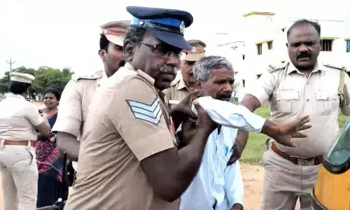 கோவில்பட்டியில் ஆட்சியரிடம் மனு கொடுக்க வந்தவர்களை தடுத்த போலீசார்