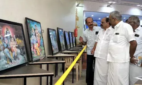 கோவில்பட்டியில் ஓவிய கண்காட்சி: முன்னாள் அமைச்சர் கடம்பூர் ராஜூ பங்கேற்பு கோவில்பட்டியில் ஓவிய கண்காட்சி: முன்னாள் அமைச்சர் கடம்பூர் ராஜூ பங்கேற்பு