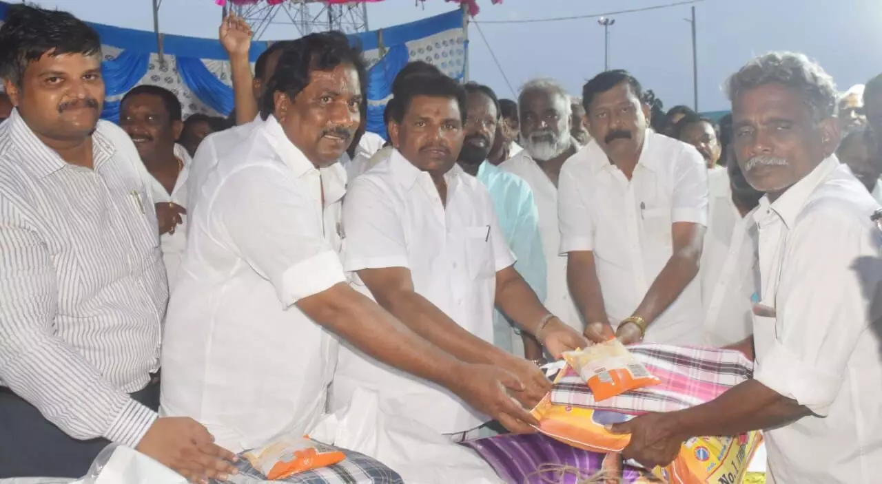 Ministers Issued Relief Things பழவேற்காடு மீனவர்களுக்கு நலத்திட்ட உதவிகள்: அமைச்சர்கள் வழங்கல் Ministers Issued Relief Things பழவேற்காடு மீனவர்களுக்கு நலத்திட்ட உதவிகள்: அமைச்சர்கள் வழங்கல்