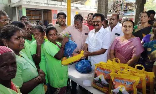 மிக்ஜம் புயல் காலத்தில் பணியாற்றிய தூய்மை பணியாளர்களுக்கு நல திட்ட உதவிகள் மிக்ஜம் புயல் காலத்தில் பணியாற்றிய தூய்மை பணியாளர்களுக்கு நல திட்ட உதவிகள்