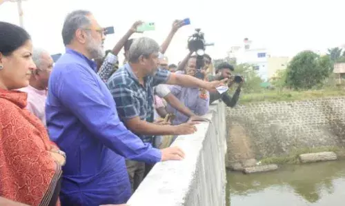 சென்னையில் வெள்ளம் பாதித்த பகுதிகளில் மத்திய அமைச்சர் ஆய்வு சென்னையில் வெள்ளம் பாதித்த பகுதிகளில் மத்திய அமைச்சர் ஆய்வு