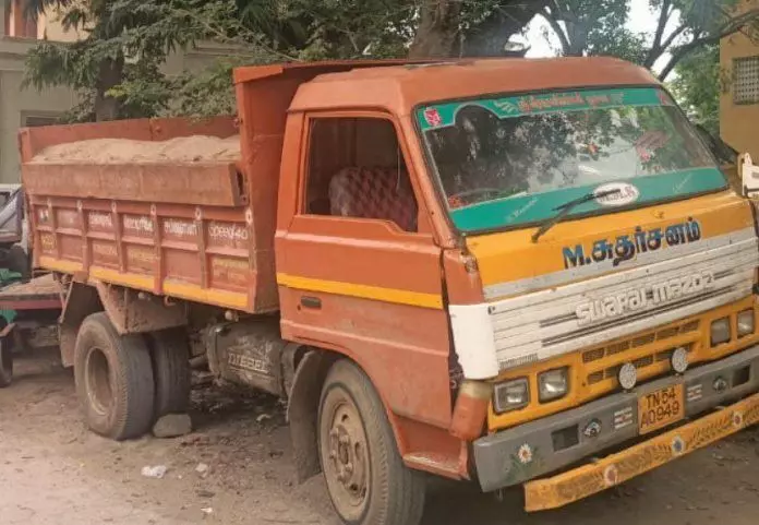 திருவண்ணாமலை மாவட்டம் சேத்துப்பட்டில் மணல் கடத்திய லாரி பறிமுதல் திருவண்ணாமலை மாவட்டம் சேத்துப்பட்டில் மணல் கடத்திய லாரி பறிமுதல்