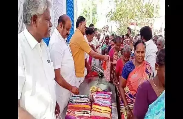 திருவண்ணாமலை அருகே வெம்பாக்கத்தில் மகளிருக்கு நலத்திட்ட உதவிகள் திருவண்ணாமலை அருகே வெம்பாக்கத்தில் மகளிருக்கு நலத்திட்ட உதவிகள்