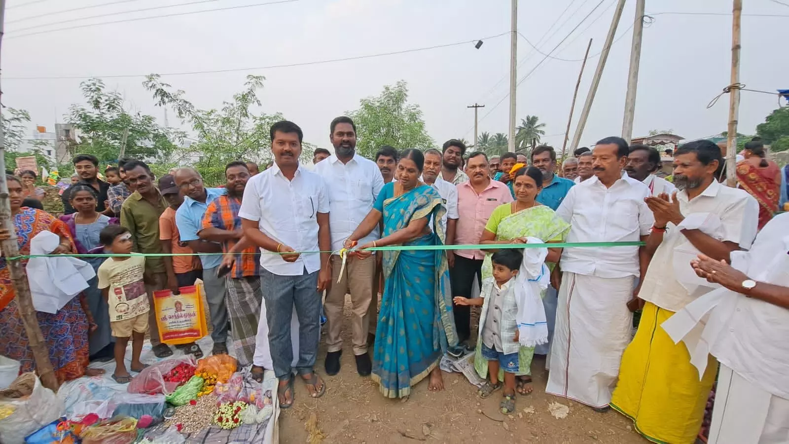 பள்ளிபாளையம் அருகே அலமேடு பகுதியில் புதிதாக வாரச்சந்தை துவக்கம் பள்ளிபாளையம் அருகே அலமேடு பகுதியில் புதிதாக வாரச்சந்தை துவக்கம்
