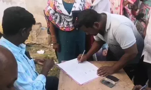 பொன்னேரியில் நிவாரணத் தொகைக்கான டோக்கன்கள் விநியோகம்..! பொன்னேரியில் நிவாரணத் தொகைக்கான டோக்கன்கள் விநியோகம்..!