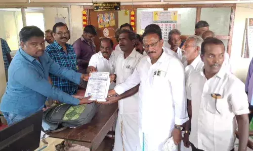 ஊத்துக்கோட்டை மின்வாரிய அலுவலகத்தில் மனு கொடுக்கும் போராட்டம்..! ஊத்துக்கோட்டை மின்வாரிய அலுவலகத்தில் மனு கொடுக்கும் போராட்டம்..!