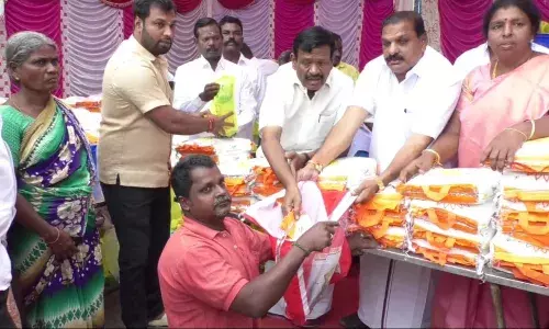ஆவடியில் மழை வெள்ளத்தால் பாதிக்கப்பட்டவர்களுக்கு  நிவாரண உதவி..! ஆவடியில் மழை வெள்ளத்தால் பாதிக்கப்பட்டவர்களுக்கு  நிவாரண உதவி..!