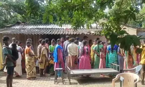 காஞ்சிபுரம் மாவட்டத்தில் நிவாரண டோக்கன் வழங்குவதில் அரசு வீதி மீறல் காஞ்சிபுரம் மாவட்டத்தில் நிவாரண டோக்கன் வழங்குவதில் அரசு வீதி மீறல்