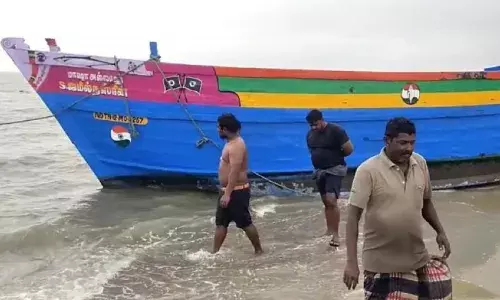 தூத்துக்குடி மாவட்டத்தில் தொடரும் கனமழை: நாட்டுப் படகு சேதம் தூத்துக்குடி மாவட்டத்தில் தொடரும் கனமழை: நாட்டுப் படகு சேதம்
