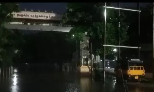 தூத்துக்குடி அரசு மருத்துவ கல்லூரி மருத்துவமனை வளாகத்தை சூழ்ந்த மழைநீர் தூத்துக்குடி அரசு மருத்துவ கல்லூரி மருத்துவமனை வளாகத்தை சூழ்ந்த மழைநீர்