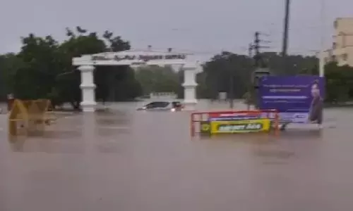 தூத்துக்குடி நகரை சூழ்ந்த வெள்ளம்: வீட்டை விட்டு வெளியேற முடியாமல் மக்கள் தவிப்பு..! தூத்துக்குடி நகரை சூழ்ந்த வெள்ளம்: வீட்டை விட்டு வெளியேற முடியாமல் மக்கள் தவிப்பு..!