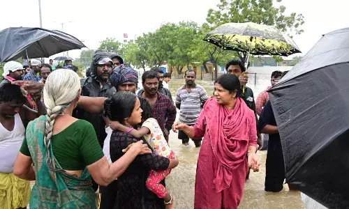 தூத்துக்குடியில் மழைநீர் தேங்கிய பகுதிகளை நேரில் பார்வையிட்ட கனிமொழி தூத்துக்குடியில் மழைநீர் தேங்கிய பகுதிகளை நேரில் பார்வையிட்ட கனிமொழி