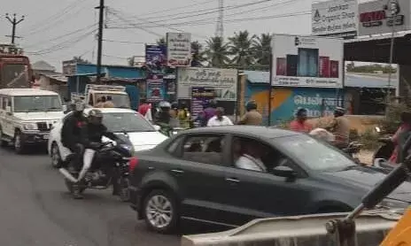 சர்வீஸ் சாலை ஆக்கிரமிப்பால் போக்குவரத்து இடையூறு..! சர்வீஸ் சாலை ஆக்கிரமிப்பால் போக்குவரத்து இடையூறு..!