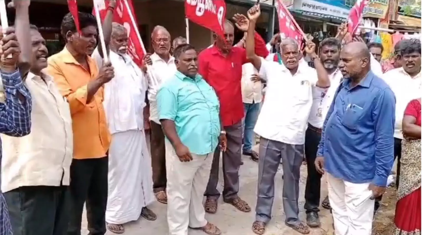 சோழவரம் அருகே அடிப்படை வசதிகளை செய்து தர வலியுறுத்தி கம்யூனிஸ்ட் கட்சியினர் ஆர்ப்பாட்டம் சோழவரம் அருகே அடிப்படை வசதிகளை செய்து தர வலியுறுத்தி கம்யூனிஸ்ட் கட்சியினர் ஆர்ப்பாட்டம்