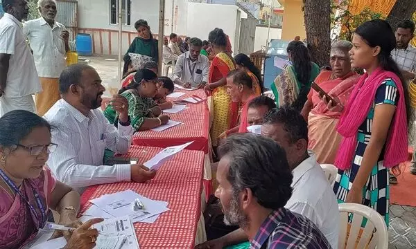 மக்களுடன் முதல்வர் முகாம்: கோவையில் 2 நாளில் 4,705 மனுக்கள் குவிந்தன மக்களுடன் முதல்வர் முகாம்: கோவையில் 2 நாளில் 4,705 மனுக்கள் குவிந்தன