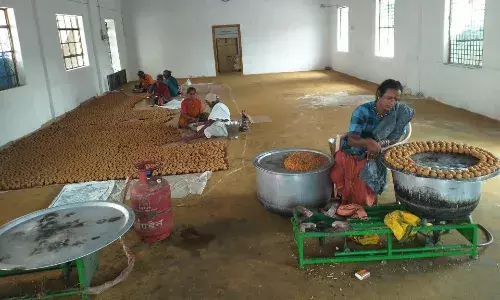 குமாரபாளையத்தில் ஏகாதசி விழாவிற்கு லட்டு தயாரிப்பு பணி தீவிரம்..!
