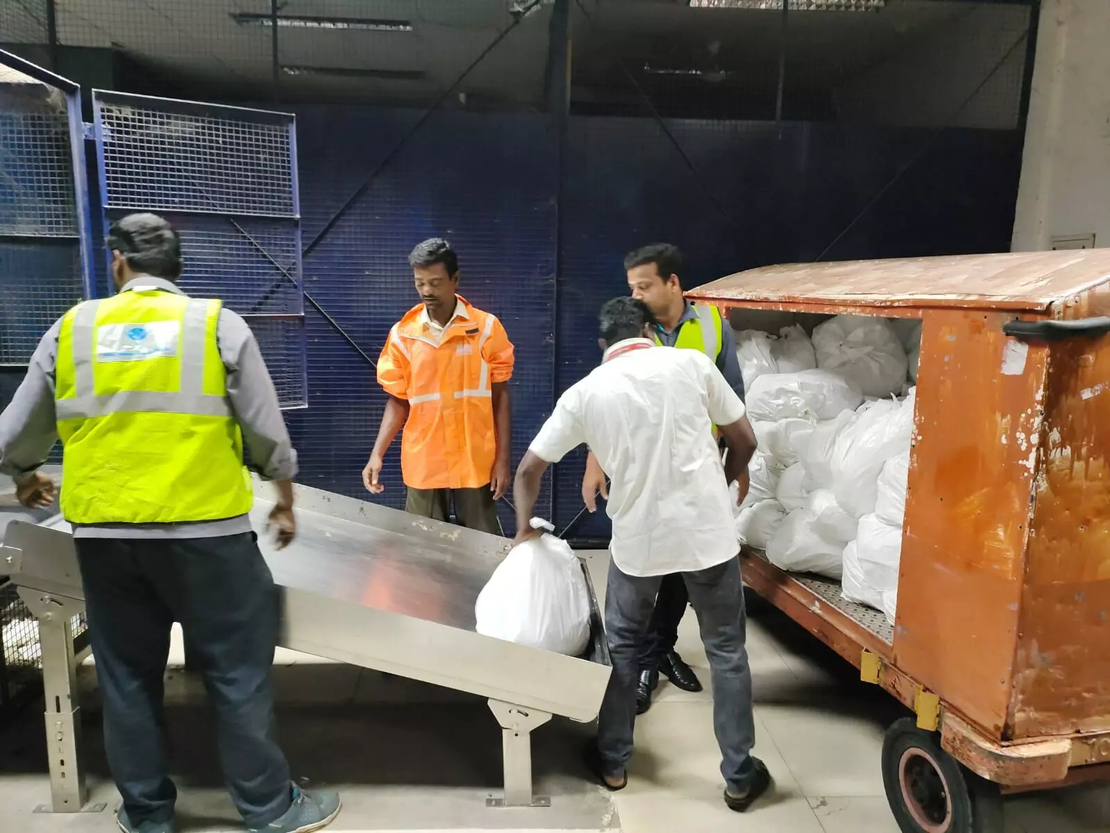 மதுரையில் பலத்த மழை குளம் போல மாறிய ரோடுகளால் பொதுமக்கள் கடும் பாதிப்பு மதுரையில் பலத்த மழை குளம் போல மாறிய ரோடுகளால் பொதுமக்கள் கடும் பாதிப்பு