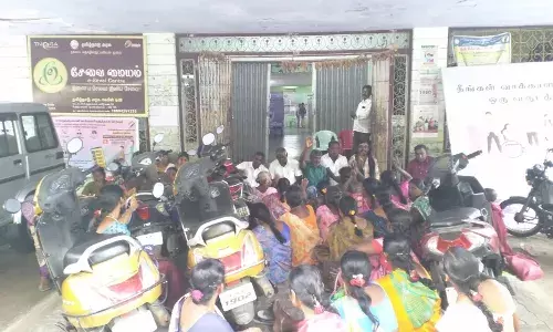 குமாரபாளையம் தாலுகா அலுவலகம் முன் இலவச வீட்டுமனை கேட்டு  தர்ணா போராட்டம்