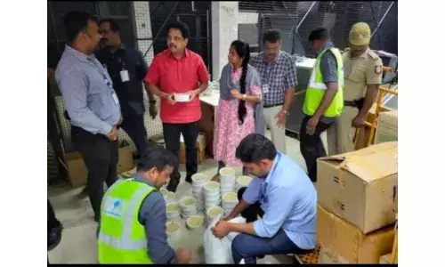 நிவாரணப் பொருட்கள் அனுப்பப்படுவதை பார்வையிட்ட மதுரை எம்பி வெங்கடேசன்