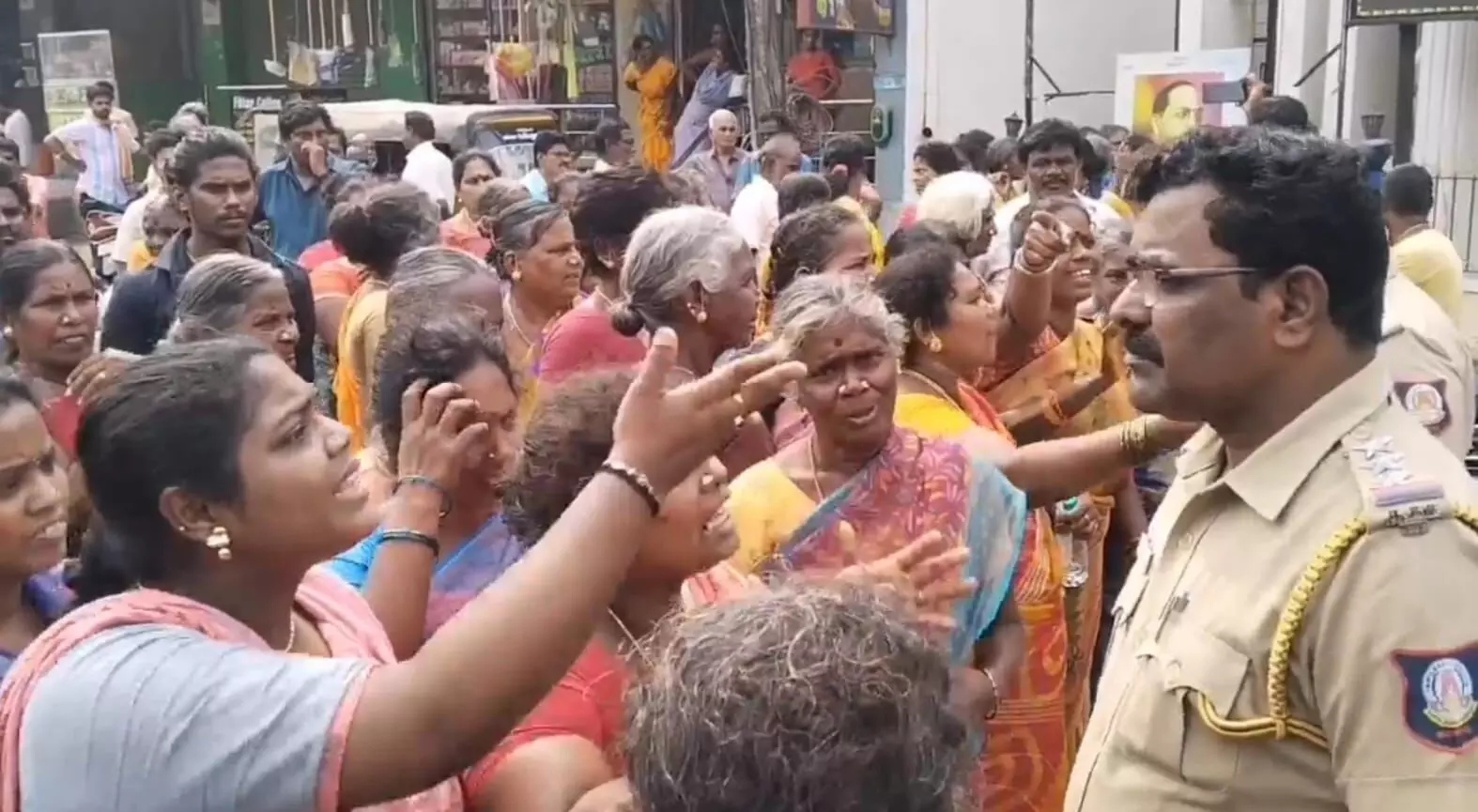 புதுப்பெண் மரணத்தில் சந்தேகம் இருப்பதாக பெண்ணின் உறவினர்கள் சாலை மறியல் புதுப்பெண் மரணத்தில் சந்தேகம் இருப்பதாக பெண்ணின் உறவினர்கள் சாலை மறியல்