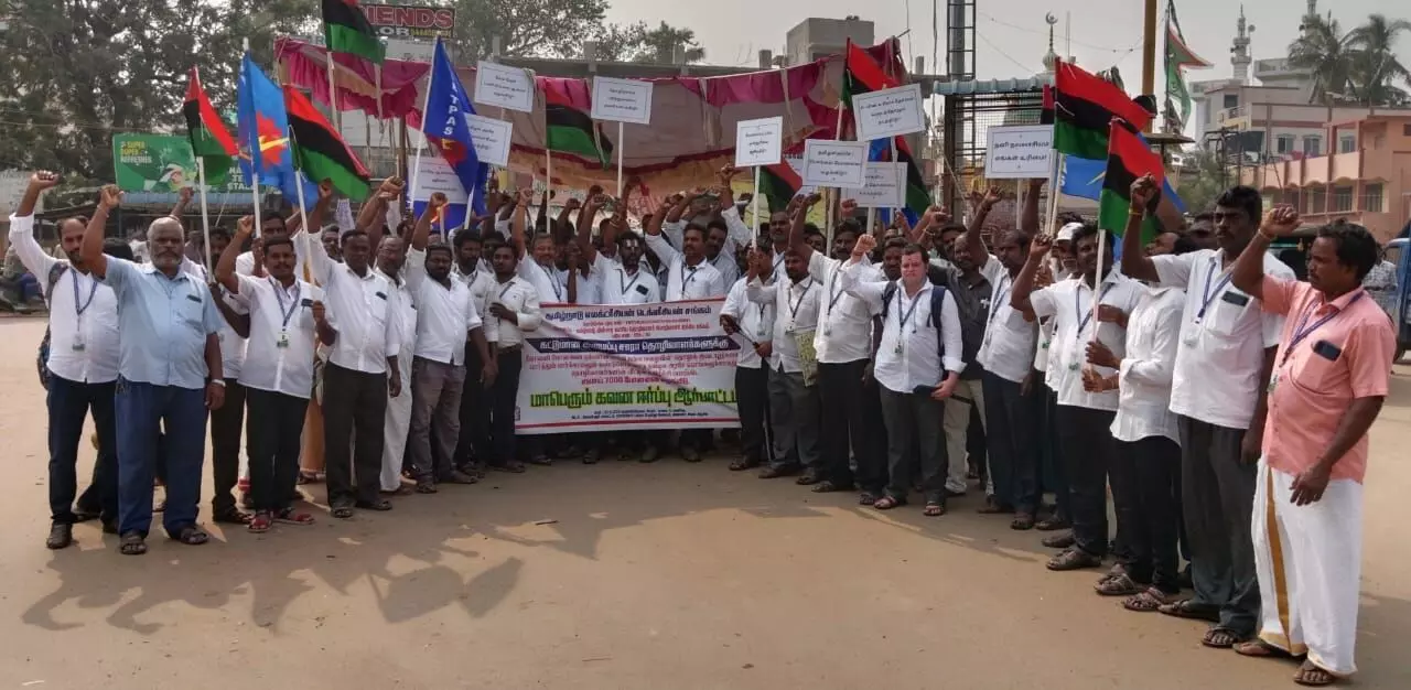 தமிழ்நாடு எலக்ட்ரீசியன் டெக்னீசியன் சங்கம் சார்பில் கவன ஈர்ப்பு ஆர்ப்பாட்டம் தமிழ்நாடு எலக்ட்ரீசியன் டெக்னீசியன் சங்கம் சார்பில் கவன ஈர்ப்பு ஆர்ப்பாட்டம்