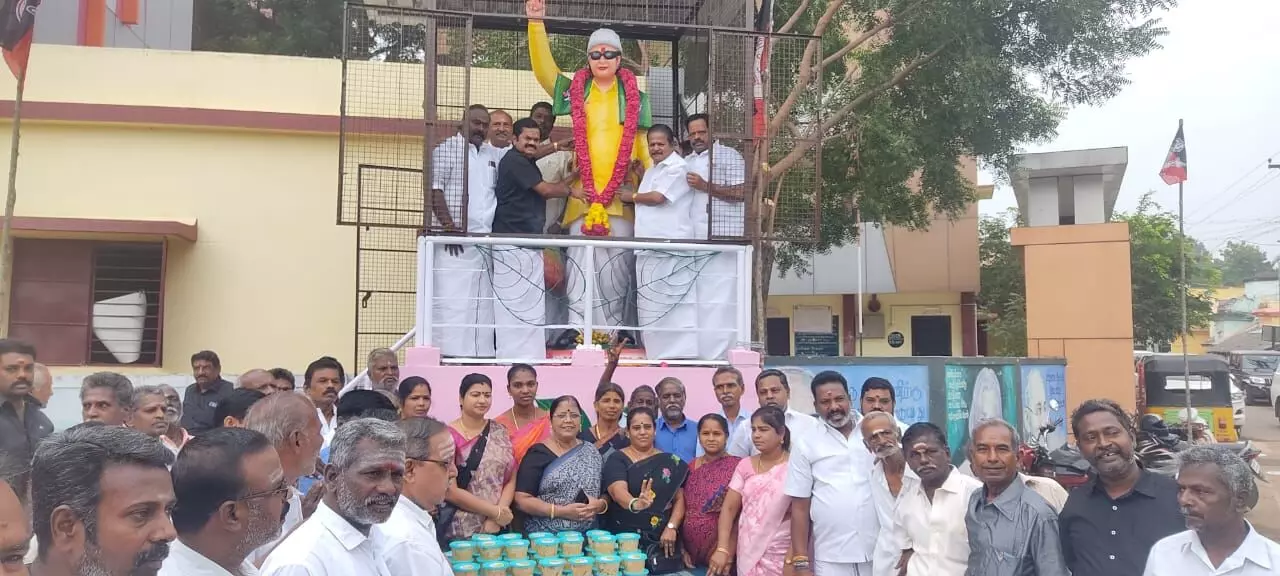 திருச்சியில் எம்.ஜி.ஆர். நினைவு நாளில் அ.தி.மு.க. சார்பில் நலத்திட்ட உதவிகள் திருச்சியில் எம்.ஜி.ஆர். நினைவு நாளில் அ.தி.மு.க. சார்பில் நலத்திட்ட உதவிகள்