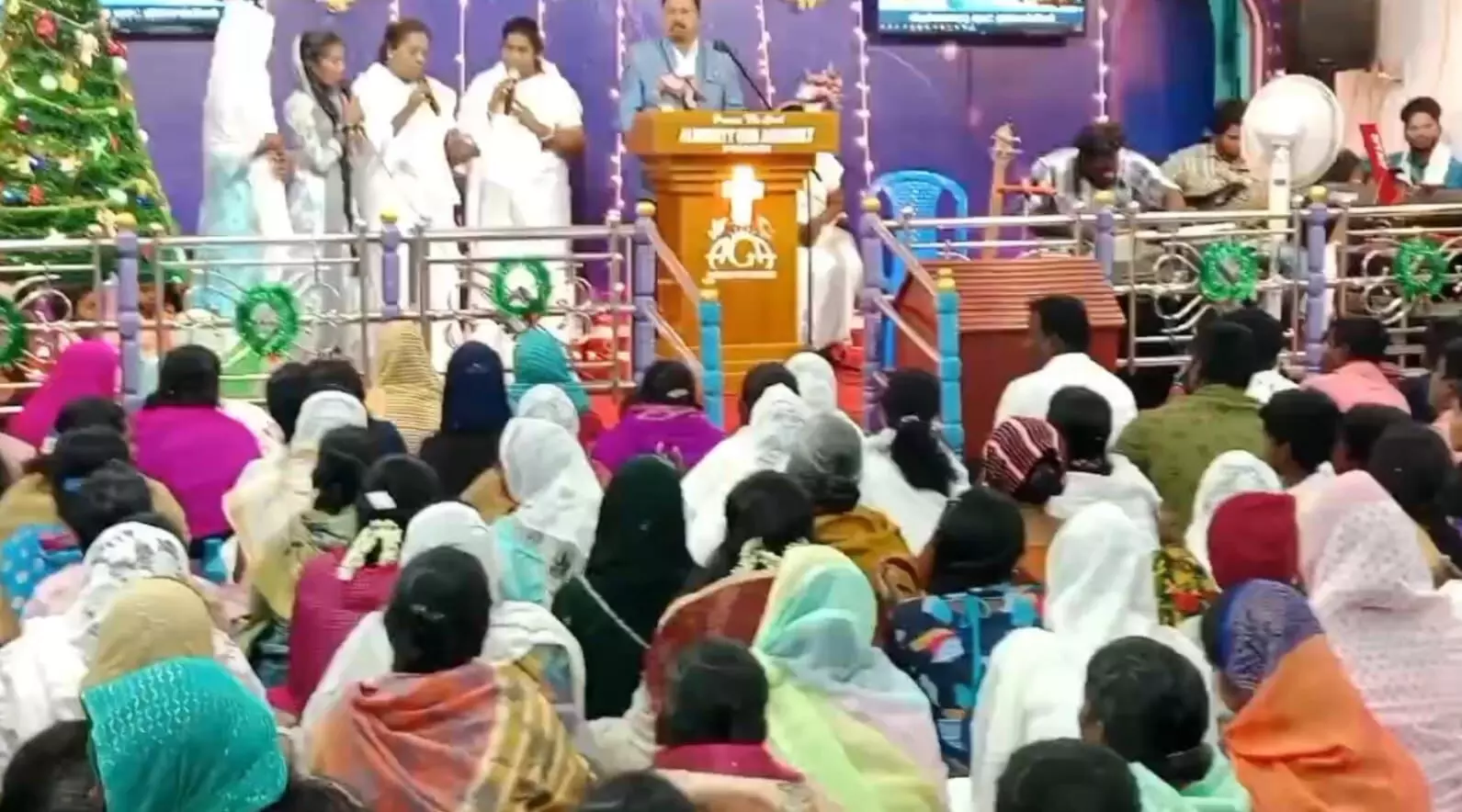 கிறிஸ்துமஸை முன்னிட்டு ஆல்மைட்டி தேவாலயத்தில் சிறப்பு பிரார்த்தனை கிறிஸ்துமஸை முன்னிட்டு ஆல்மைட்டி தேவாலயத்தில் சிறப்பு பிரார்த்தனை