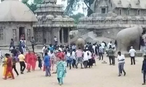 மாமல்லபுரத்தில் குவிந்த சுற்றுலா பயணிகள்: கடும் போக்குவரத்து நெரிசல்