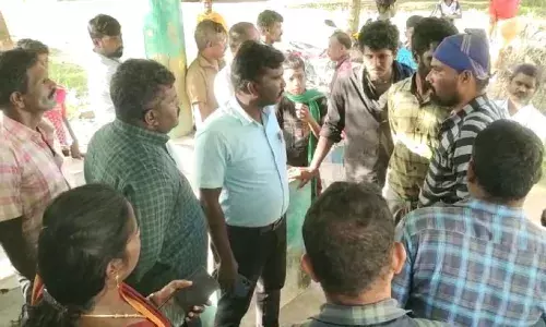 ஓட்டப்பிடாரத்தில் தலையாரி உள்ளிட்ட மூவருக்கு அரிவாள் வெட்டு: 4 இளைஞர்கள் கைது ஓட்டப்பிடாரத்தில் தலையாரி உள்ளிட்ட மூவருக்கு அரிவாள் வெட்டு: 4 இளைஞர்கள் கைது