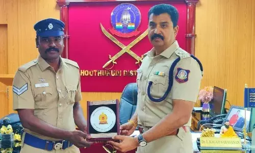தேசிய குற்ற ஆவண காப்பக விருது பெற்ற தூத்துக்குடி காவலருக்கு எஸ்.பி. பாராட்டு தேசிய குற்ற ஆவண காப்பக விருது பெற்ற தூத்துக்குடி காவலருக்கு எஸ்.பி. பாராட்டு