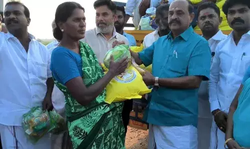 தூத்துக்குடி மாவட்டத்தில் வெள்ளத்தால் பாதிக்கப்பட்ட மக்களுக்கு நிவாரண உதவி தூத்துக்குடி மாவட்டத்தில் வெள்ளத்தால் பாதிக்கப்பட்ட மக்களுக்கு நிவாரண உதவி