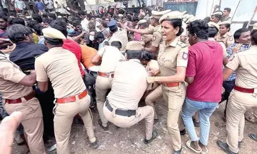 விஜயகாந்த் உடலுக்கு மக்கள் இறுதி அஞ்சலி:  கூட்டத்தை கட்டுப்படுத்த போலீசார் திணறல்