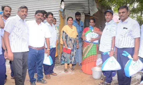 ஆத்தூர் பகுதியில் வெள்ளத்தால் பாதிக்கப்பட்ட 1000 குடும்பங்களுக்கு நிவாரண உதவிகள் வழங்கல் ஆத்தூர் பகுதியில் வெள்ளத்தால் பாதிக்கப்பட்ட 1000 குடும்பங்களுக்கு நிவாரண உதவிகள் வழங்கல்