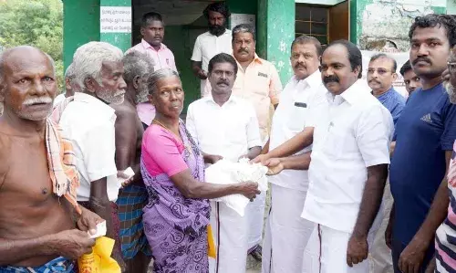 ஸ்ரீவைகுண்டம் பகுதியில் மழை பாதித்த இடங்களில் சுற்றுச்சூழல் துறை அமைச்சர் நேரில் ஆய்வு ஸ்ரீவைகுண்டம் பகுதியில் மழை பாதித்த இடங்களில் சுற்றுச்சூழல் துறை அமைச்சர் நேரில் ஆய்வு