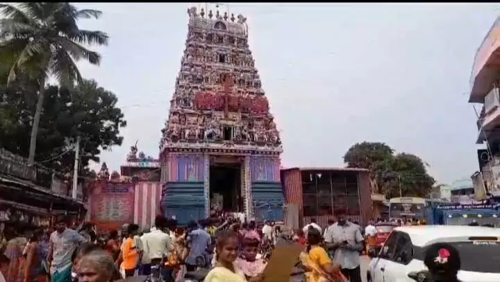 ஆங்கில புத்தாண்டு கோயில்களில் குவிந்த பக்தர்கள் கூட்டம் ஆங்கில புத்தாண்டு கோயில்களில் குவிந்த பக்தர்கள் கூட்டம்