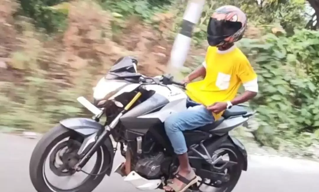 குற்றாலத்தில் சாகசத்தில் ஈடுபட்ட மூவர் இருசக்கர வாகனங்களுடன் கைது குற்றாலத்தில் சாகசத்தில் ஈடுபட்ட மூவர் இருசக்கர வாகனங்களுடன் கைது