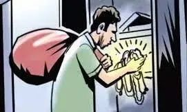 பழவேற்காடு அருகே வீட்டின் பூட்டை உடைத்து நகை, பணம் கொள்ளை பழவேற்காடு அருகே வீட்டின் பூட்டை உடைத்து நகை, பணம் கொள்ளை