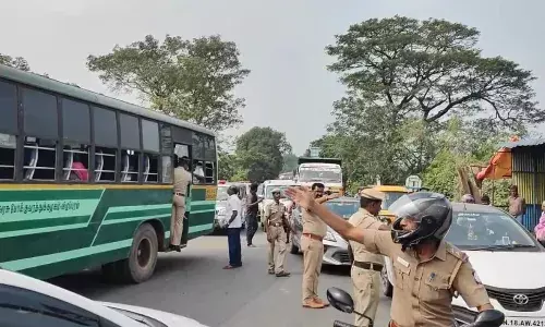 தொழில் பூங்கா அமைக்க விவசாயிகள் எதிர்ப்பு தெரிவித்து போராட்டம்..! தொழில் பூங்கா அமைக்க விவசாயிகள் எதிர்ப்பு தெரிவித்து போராட்டம்..!