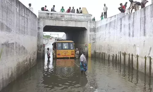 ஸ்ரீவில்லிபுத்தூரில் சுரங்கப்பாதை தண்ணீரில் சிக்கிய பள்ளி வாகனம் ஸ்ரீவில்லிபுத்தூரில் சுரங்கப்பாதை தண்ணீரில் சிக்கிய பள்ளி வாகனம்