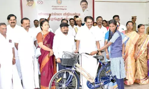அருப்புக்கோட்டையில் பள்ளி மாணவர்களுக்கு விலையில்லா மிதிவண்டிகள் வழங்கல் அருப்புக்கோட்டையில் பள்ளி மாணவர்களுக்கு விலையில்லா மிதிவண்டிகள் வழங்கல்