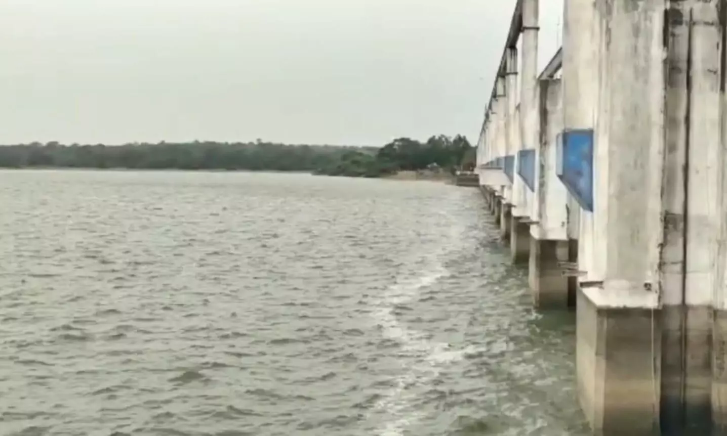 கொசஸ்தலை ஆற்றில் திறந்து விடப்பட்ட உபரி நிறுத்தம் கொசஸ்தலை ஆற்றில் திறந்து விடப்பட்ட உபரி நிறுத்தம்