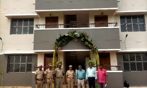 காவலர் குடியிருப்பை காணொளி காட்சி மூலம் திறந்து வைத்த தமிழக முதல்வர்! காவலர் குடியிருப்பை காணொளி காட்சி மூலம் திறந்து வைத்த தமிழக முதல்வர்!
