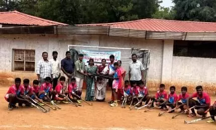 பாண்டியராஜபுரம் அரசு மேல்நிலைப் பள்ளிக்கு விளையாட்டு உபகரணங்கள் வழங்கல் பாண்டியராஜபுரம் அரசு மேல்நிலைப் பள்ளிக்கு விளையாட்டு உபகரணங்கள் வழங்கல்