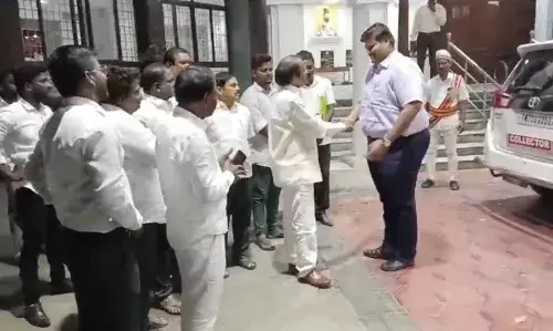 புரட்சி பாரதம் கட்சித்தலைவரை மாவட்ட ஆட்சியர் நேரில் வந்து சமாதானம்..! புரட்சி பாரதம் கட்சித்தலைவரை மாவட்ட ஆட்சியர் நேரில் வந்து சமாதானம்..!