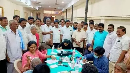 செங்கத்தில் நடந்த இலவச கண் சிகிச்சை முகாம்; 300க்கும் மேற்பட்டோருக்கு பரிசோதனை செங்கத்தில் நடந்த இலவச கண் சிகிச்சை முகாம்; 300க்கும் மேற்பட்டோருக்கு பரிசோதனை