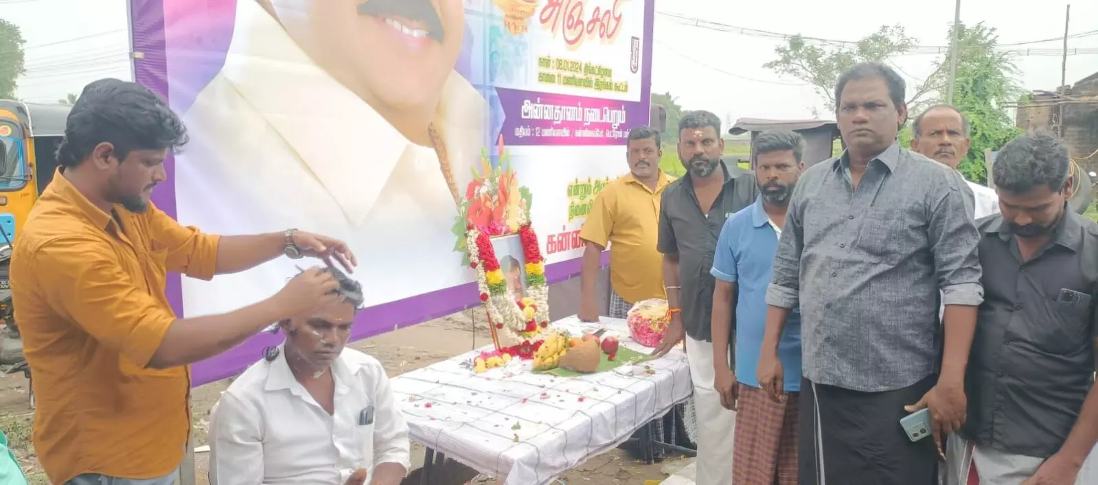 மறைந்த தேமுதிக தலைவர் விஜயகாந்த் 11 ம்நாள் காரியம் : ஏழைகளுக்கு அன்னதானம் வழங்கிய ரசிகர்கள் மறைந்த தேமுதிக தலைவர் விஜயகாந்த் 11 ம்நாள் காரியம் : ஏழைகளுக்கு அன்னதானம் வழங்கிய ரசிகர்கள்