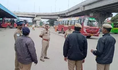 கோவையில் போக்குவரத்து தொழிலாளர்கள் வேலை நிறுத்தம்: வழக்கம் போல இயங்கும் பேருந்துகள் கோவையில் போக்குவரத்து தொழிலாளர்கள் வேலை நிறுத்தம்: வழக்கம் போல இயங்கும் பேருந்துகள்