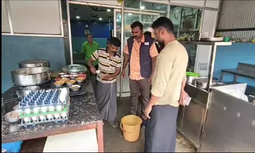 பள்ளிபாளையம் பகுதியில் உணவகங்களில் உணவு பாதுகாப்பு அதிகாரி ஆய்வு..! பள்ளிபாளையம் பகுதியில் உணவகங்களில் உணவு பாதுகாப்பு அதிகாரி ஆய்வு..!