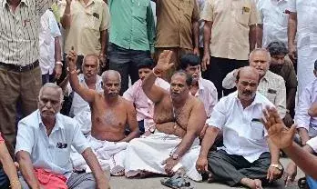 கோரிக்கைகளை வலியுறுத்தி போக்குவரத்து தொழிலாளர்கள் அரை நிர்வாணப் போராட்டம் கோரிக்கைகளை வலியுறுத்தி போக்குவரத்து தொழிலாளர்கள் அரை நிர்வாணப் போராட்டம்